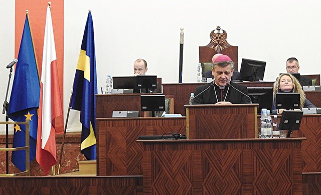 Biskup Roman Pindel podczas wystąpienia w Śląskim Sejmiku Wojewódzkim.