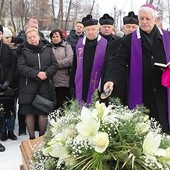 Ostatnie pożegnanie zmarłego kapłana.