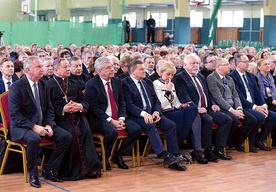▲	W pierwszym rzędzie z lewej gospodarz spotkania  Marian Niemirski.