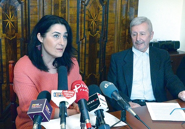 ◄	O projektach mówi Ilona Pulnar-Ferdjani, kierownik Działu Oświatowego.  Obok Adam Zieleziński, dyrektor.