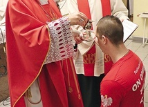 ▲	Krzysztof Alan przyjmuje chrzest.  