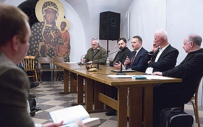 ▲	Po Mszy św. w podziemiach kościoła seminaryjnego odbył się panel dyskusyjny.