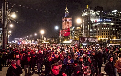 ▲	Uczestnicy Marszu Milczenia przeszli sprzed PKiN na schody Zachęty.