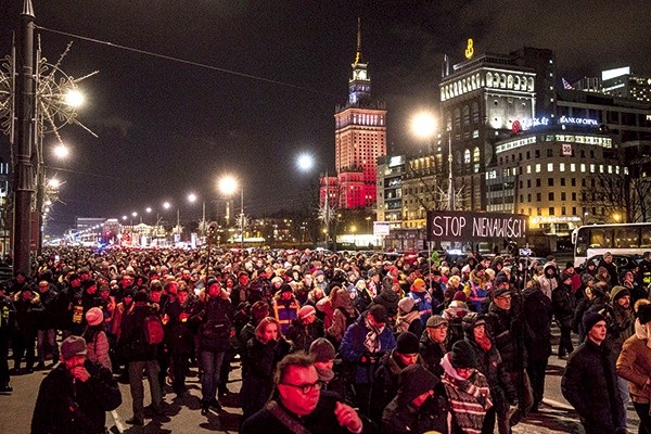 ▲	Uczestnicy Marszu Milczenia przeszli sprzed PKiN na schody Zachęty.