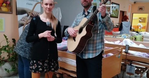 Koncert w hospicjum na Dzień Babci