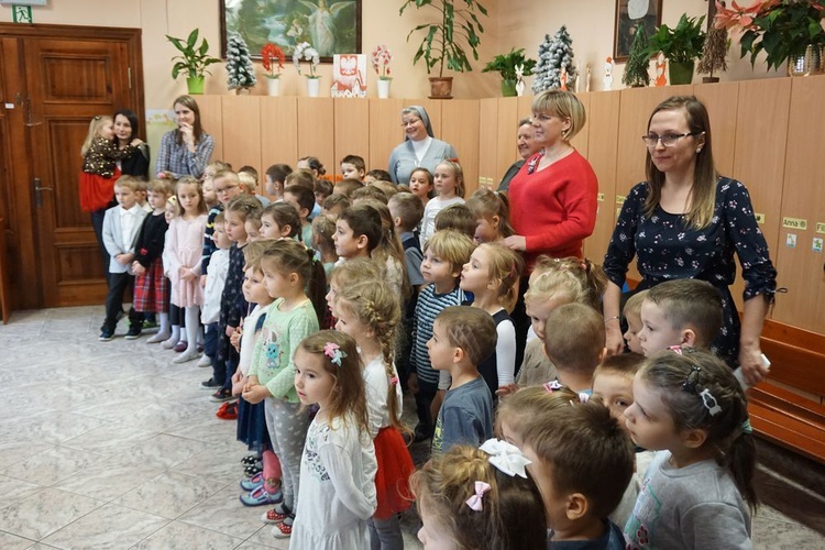 Dzień Babci w przedszkolu sióstr salezjanek w Nowej Rudzie