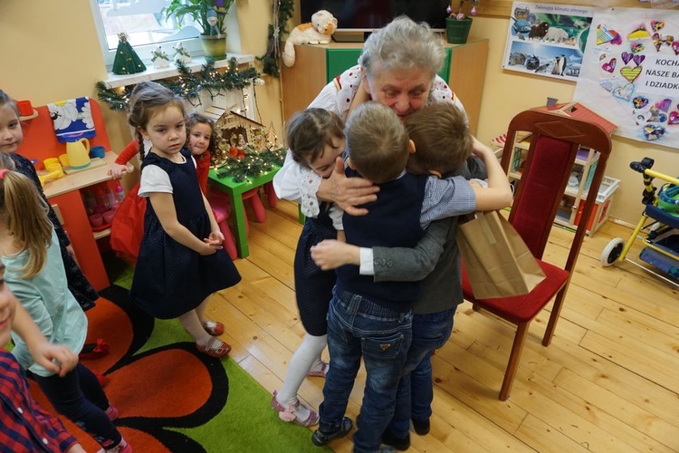 Dzień Babci w przedszkolu sióstr salezjanek w Nowej Rudzie