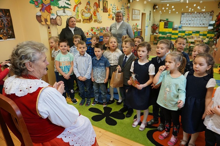 Dzień Babci w przedszkolu sióstr salezjanek w Nowej Rudzie