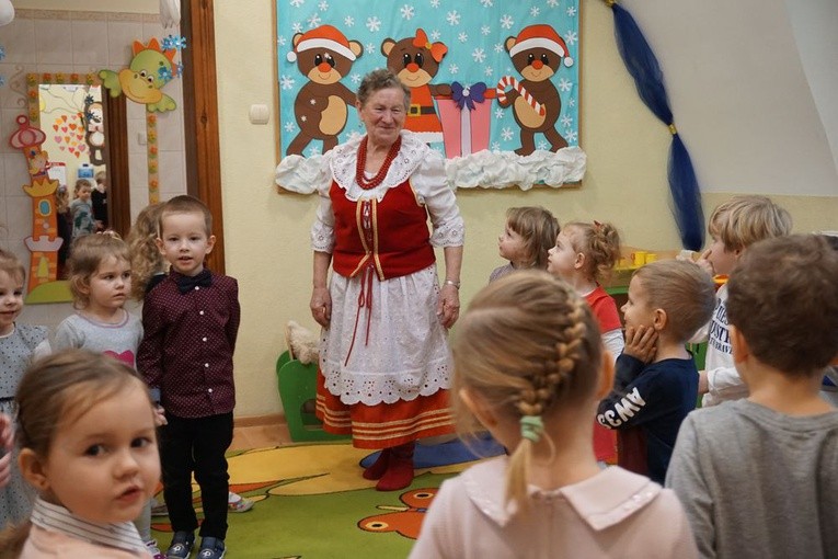 Dzień Babci w przedszkolu sióstr salezjanek w Nowej Rudzie