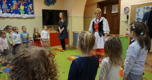 Dzień Babci w przedszkolu sióstr salezjanek w Nowej Rudzie