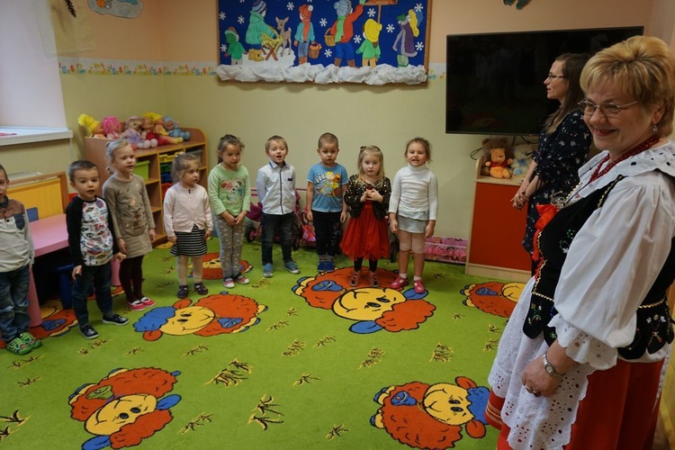 Dzień Babci w przedszkolu sióstr salezjanek w Nowej Rudzie