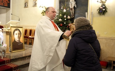 Na koniec nabożeństwa wierni oddali cześć świętej przez ucałowanie relikwii. Z relikwiarzem o. Rafał Sebastian Pujsza CP 