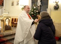 Na koniec nabożeństwa wierni oddali cześć świętej przez ucałowanie relikwii. Z relikwiarzem o. Rafał Sebastian Pujsza CP 