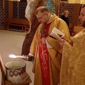 Ks. Przemysław Sawa i ks. Adrian Łychacz podczas celebracji święta Objawienia Pańskiego na Leszczynach