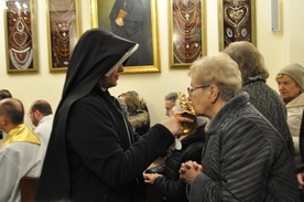 Wierni obecni na liturgii uczcili relikwie św. s. Faustyny Kowalskiej