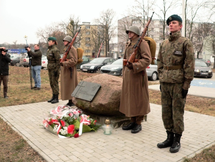 Uczestnicy uroczystości złożyli kwiaty pod obeliskiem upamiętniającym powstańców