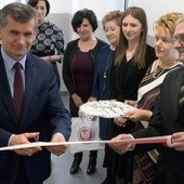 Wstęgę otwierającą placówkę dla osób starszych w Drzewicy przecina burmistrz Janusz Reszelewski