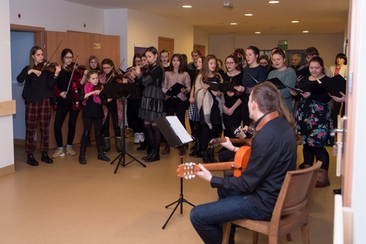 Młodzi szkół ZCBM w Hospicjum św. Jana Pawła II