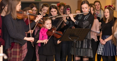 Młodzi muzycy z bielskich szkół "U sióstr" kolędowali w Hospicjum św. Jana Pawła II