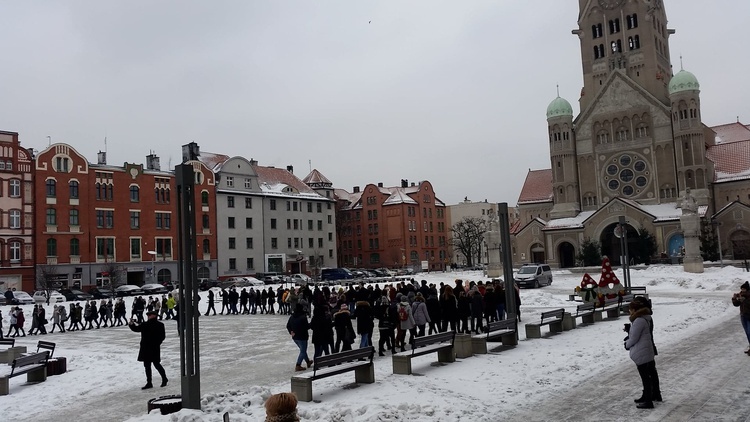 W Rudzie Śląskiej maturzyści zatańczyli poloneza na rynku