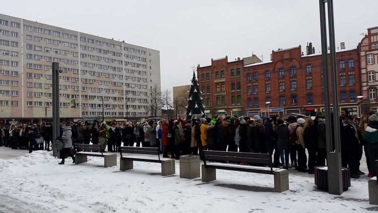 W Rudzie Śląskiej maturzyści zatańczyli poloneza na rynku