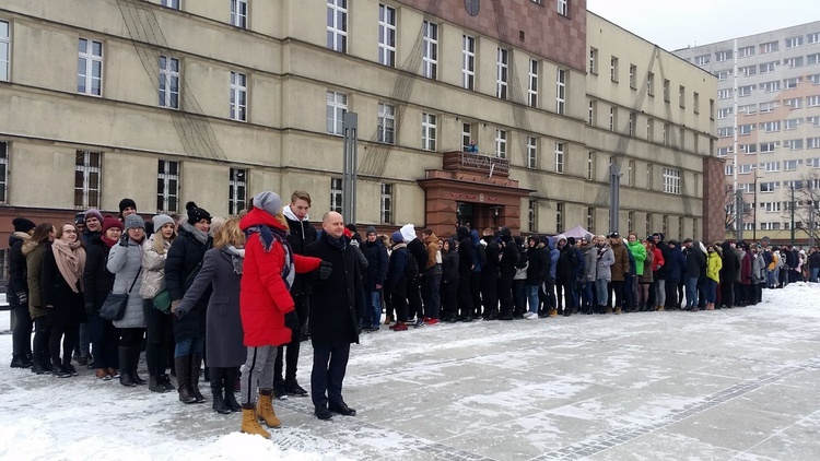 W Rudzie Śląskiej maturzyści zatańczyli poloneza na rynku