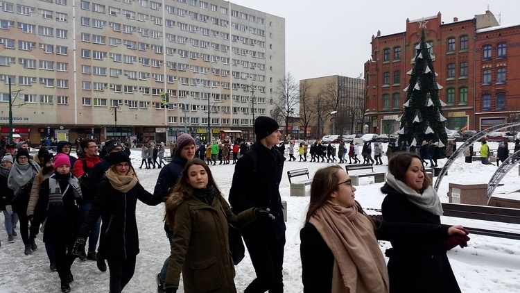 W Rudzie Śląskiej maturzyści zatańczyli poloneza na rynku