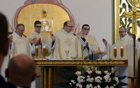 Mszy św. przewodniczył ks. Jacek Wieczorek. Z lewej ks. Zbigniew Niemirski, z prawej ks. Stanisław Piekielnik