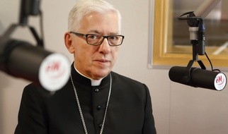 Abp Skworc: otwórzmy kościoły