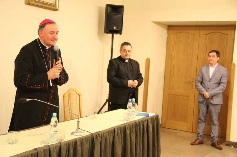 Spotkanie biskupa z dziennikarzami