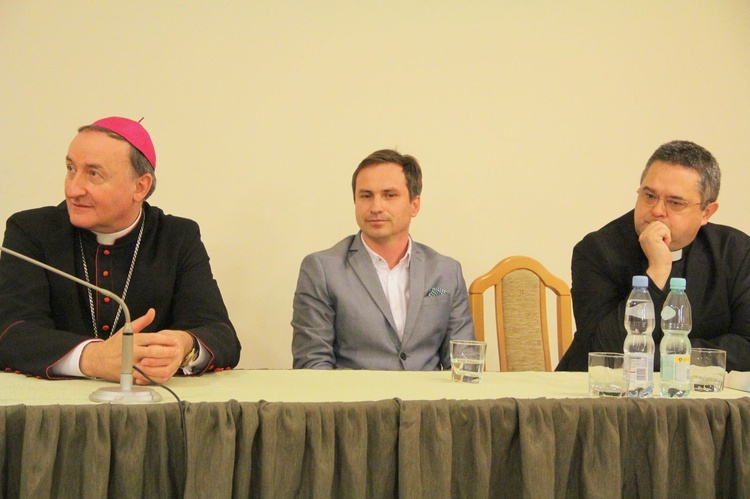 Spotkanie biskupa z dziennikarzami