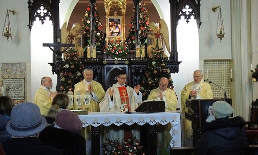 Duszpasterze podczas Mszy św. wieńczącej obchody 100. rocznicy śmierci fundatorki klarysek w Kętach