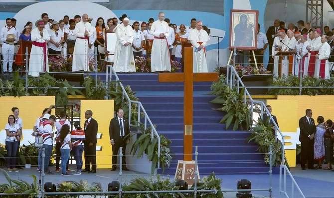 Tysiące młodych na Drodze Krzyżowej z Franciszkiem