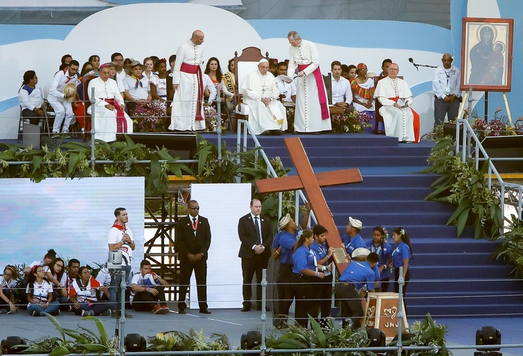 Tysiące młodych na Drodze Krzyżowej z Franciszkiem