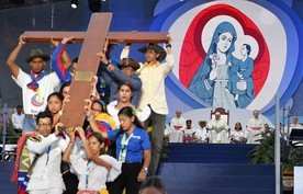 Młodzi podczas nabożeństwa Drogi Krzyżowej z papieżem Franciszkiem