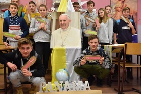 Pamiątkowe zdjęcie z papieżem Franciszkiem to podstawa "małego ŚDM"