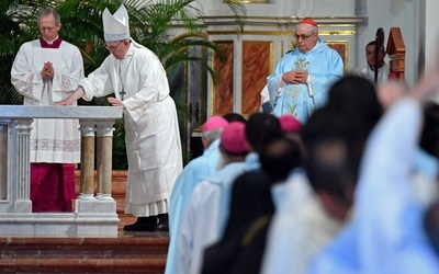 Papież poświęca ołtarz