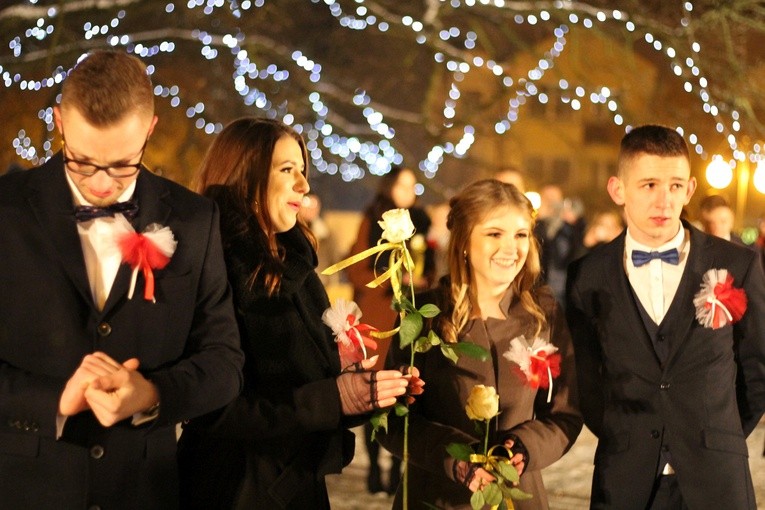 Polonez maturzystów na placu Wolności w Głownie