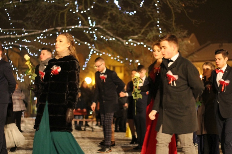 Polonez maturzystów na placu Wolności w Głownie