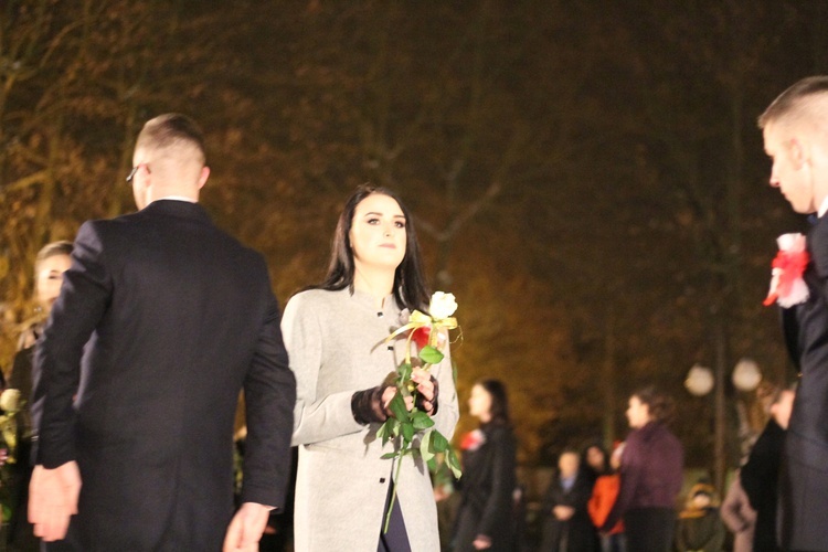 Polonez maturzystów na placu Wolności w Głownie