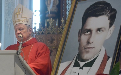 Bp Henryk Tomasik w radomskiej katedrze ogłasza rozpoczęcie procesu beatyfikacyjnego ks. Romana Kotlarza