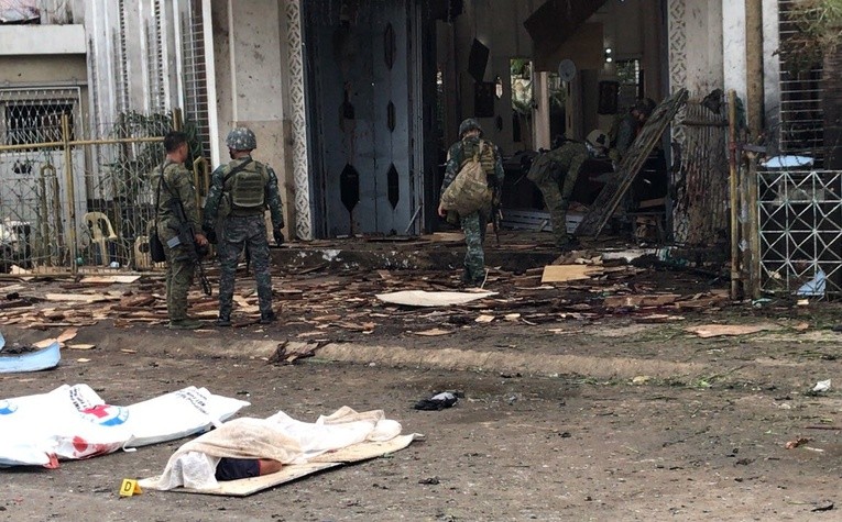 IS przyznało się do dokonania zamachów bombowych w katedrze na Filipinach