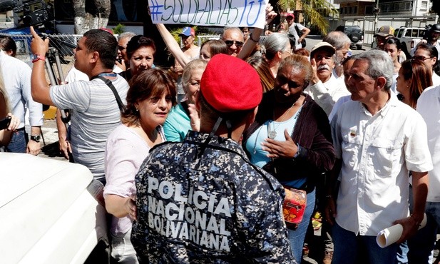 Guaido obiecuje amnestię, Maduro dowodzi manewrami