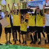 Zwycięska drużyna z Kończyc Małych z pucharem Bosko Cup