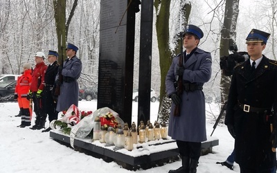 Zapalono znicze i złożono kwiaty pod pomnikiem upamiętniającym tragedię na terenie MTK