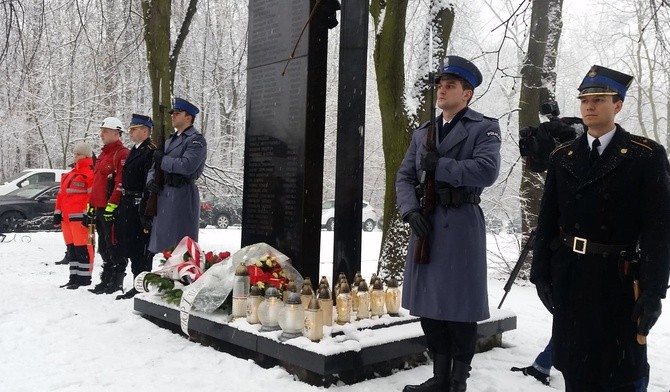 Zapalono znicze i złożono kwiaty pod pomnikiem upamiętniającym tragedię na terenie MTK