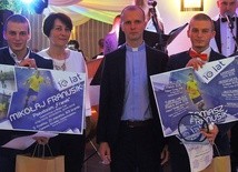 Najlepsi piłkarze 10-lecia: Mikołaj Franusik i Tomasz Franusik z Rajczy z organizatorami Bosko Cup: Joanną Dudą-Michalak i ks. Marcinem Pomperem