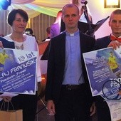 Najlepsi piłkarze 10-lecia: Mikołaj Franusik i Tomasz Franusik z Rajczy z organizatorami Bosko Cup: Joanną Dudą-Michalak i ks. Marcinem Pomperem