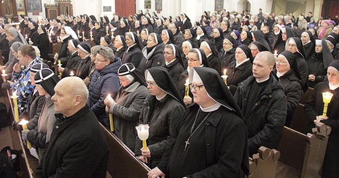▲	Przeżywana w uroczystość Ofiarowania Pańskiego liturgiczna celebracja Dnia Życia Konsekrowanego co roku gromadzi setki sióstr i braci.