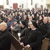 ▲	Przeżywana w uroczystość Ofiarowania Pańskiego liturgiczna celebracja Dnia Życia Konsekrowanego co roku gromadzi setki sióstr i braci.